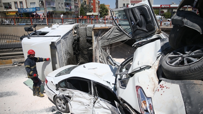 Şanlıurfa'da freni boşalan tır 4 araca çarptı